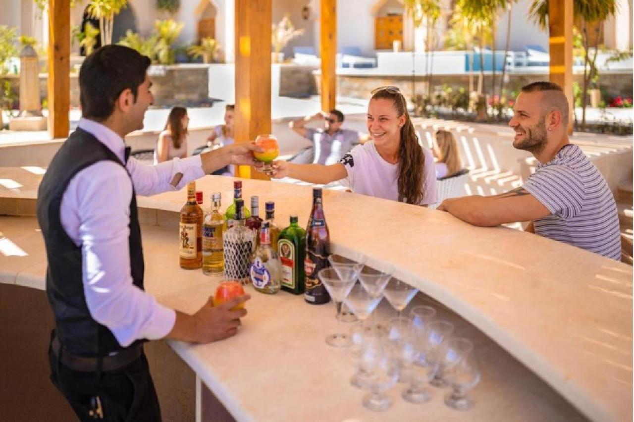 Grand Palace - Couples Only 18 Years Plus (Adults Only) フルガダ エクステリア 写真 A bartender serving drinks