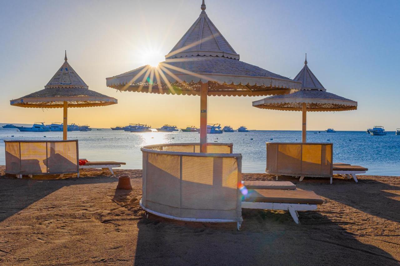 Grand Palace - Couples Only 18 Years Plus (Adults Only) フルガダ エクステリア 写真 Sunset at the beach of El Alamein