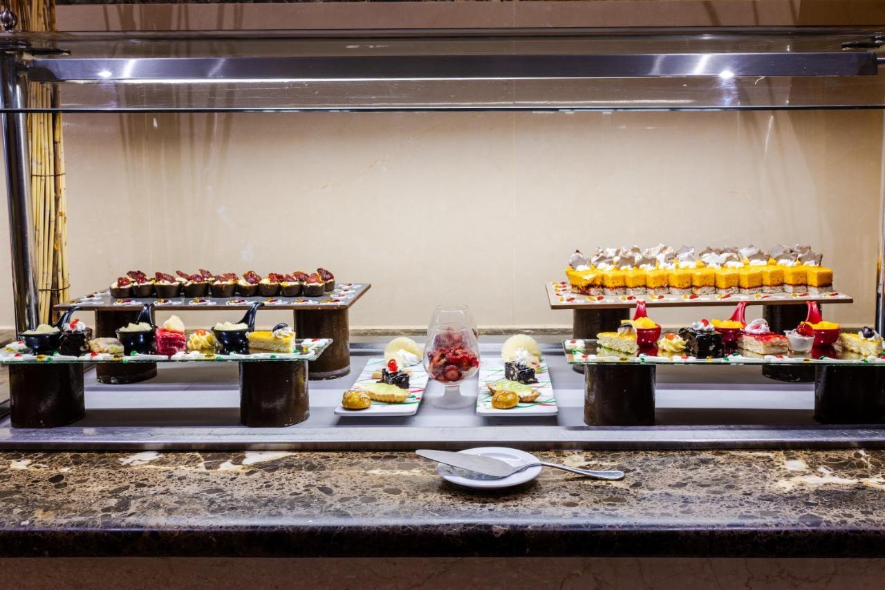 Grand Palace - Couples Only 18 Years Plus (Adults Only) フルガダ エクステリア 写真 A dessert buffet