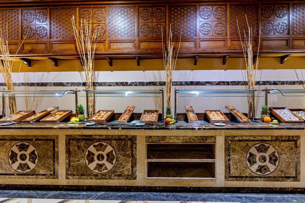 Grand Palace - Couples Only 18 Years Plus (Adults Only) フルガダ エクステリア 写真 A buffet at a hotel