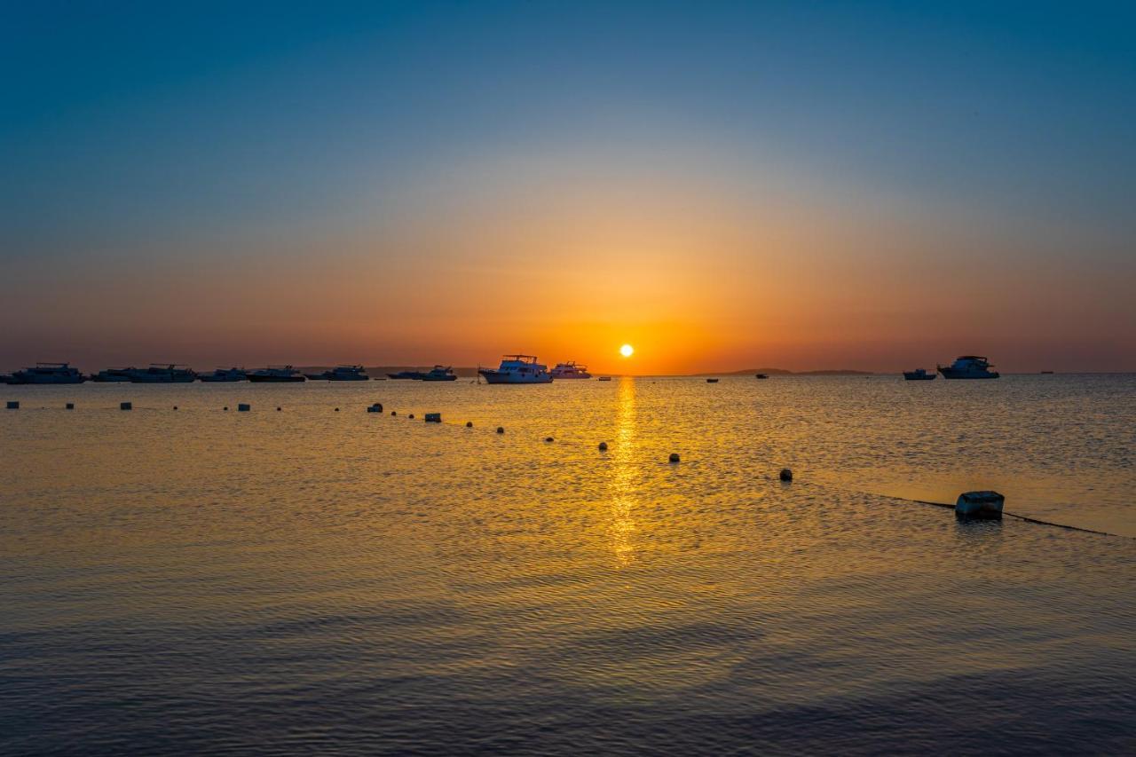Grand Palace - Couples Only 18 Years Plus (Adults Only) フルガダ エクステリア 写真 Sunset at the Gulf of Aqaba