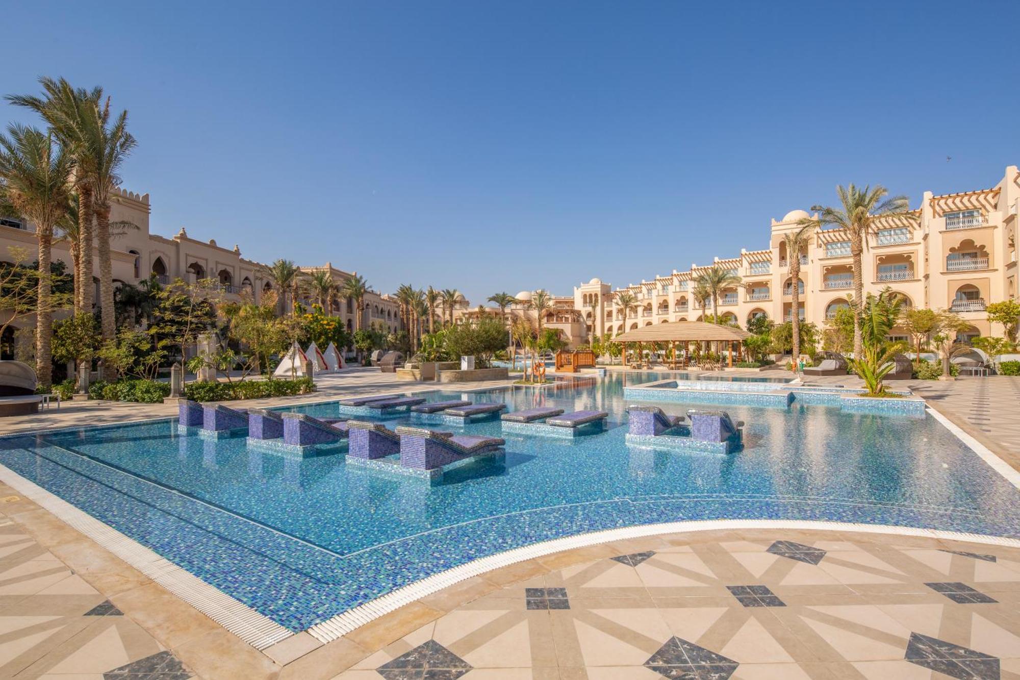 Grand Palace - Couples Only 18 Years Plus (Adults Only) フルガダ エクステリア 写真 The swimming pool at the Hilton Sharm El Sheikh